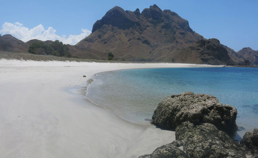 FLORES - BEACHES, VOLCANOES AND HIGHLAND VILLAGES