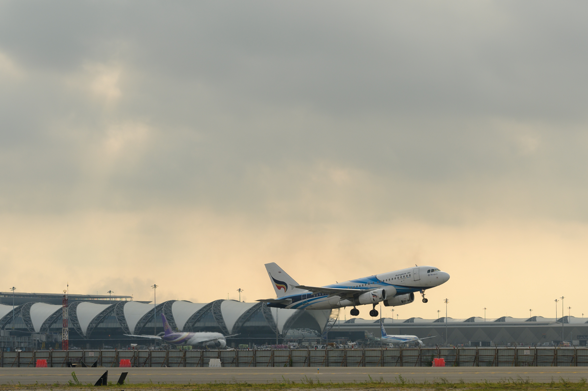 500 Thais Take Off On Wellness Adventure At Suvarnabhumi Airport