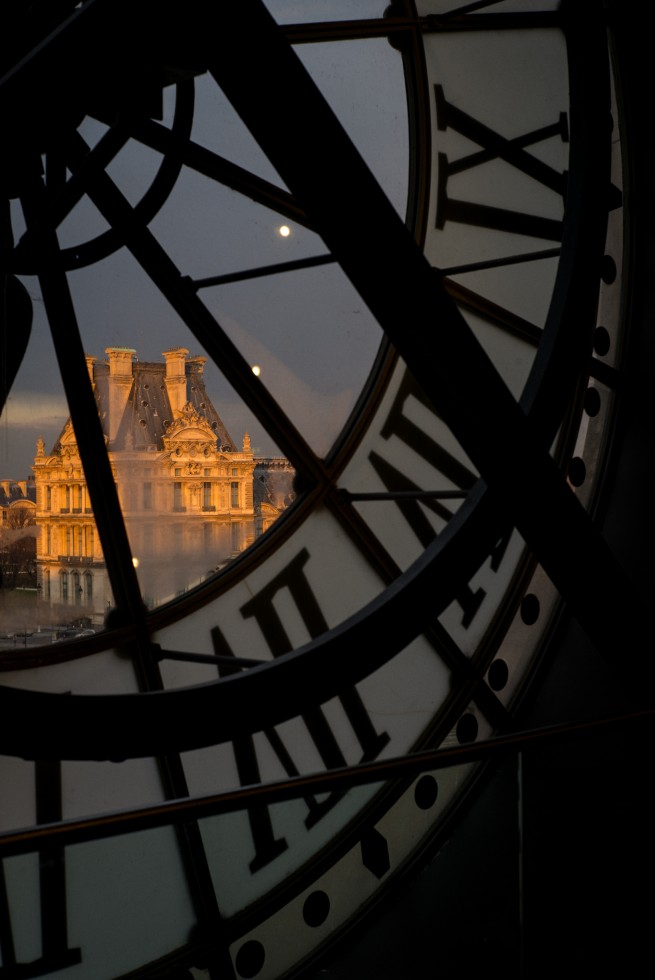 With its beautiful scenery, under blue sky, Paris offers a senes of freedom, a feeling that everything is possible.