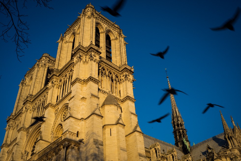 With its beautiful scenery, under blue sky, Paris offers a senes of freedom, a feeling that everything is possible.