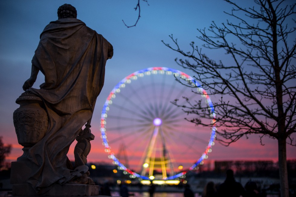 With its beautiful scenery, under blue sky, Paris offers a senes of freedom, a feeling that everything is possible.