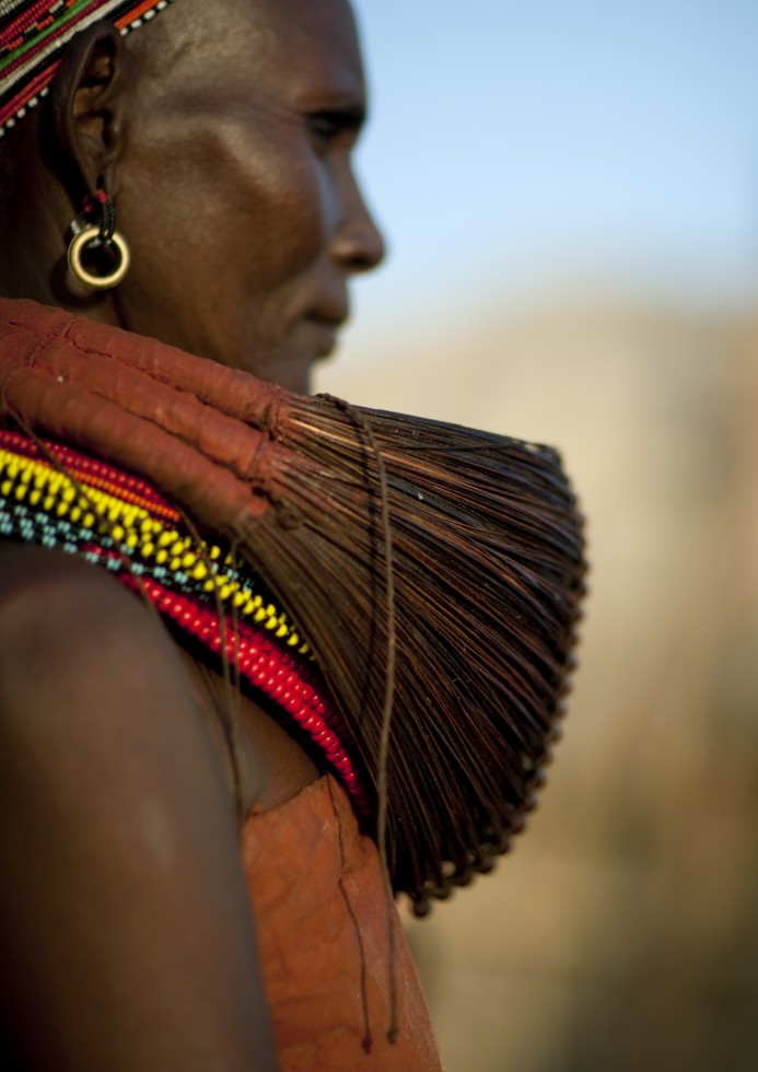 In the Rendille tribe, women wear the famous mpooro engorio, a wedding necklace also worn for ceremonies. It is made of the tail hairs of a giraffe or elephant, as well as special beads formerly found in Ethiopia that are now very rare.