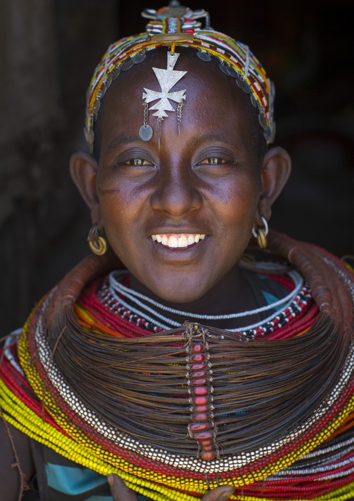 Women like to wear a cross-shaped ornament on top of their heads, which has no religious significance, even if most of them are now Christians.