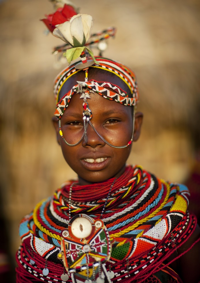 A few years ago, plastic flowers became part of the daily decorations worn by young people!