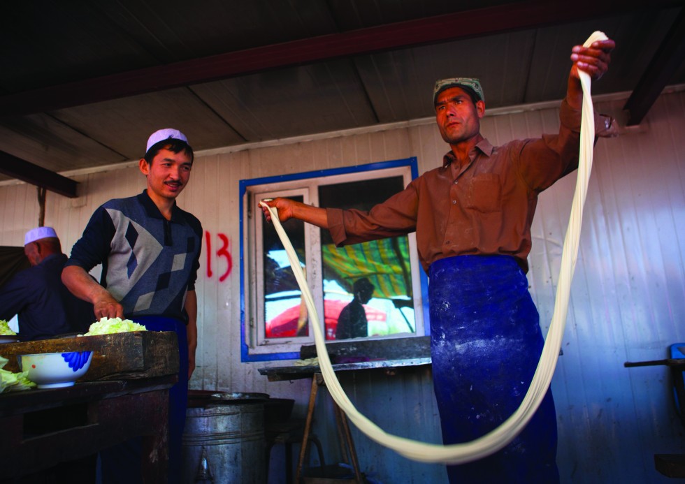 Lahman noodles are made quickly. The chef takes a floured piece of dough, kneads, stretches, twists and cuts it. His dexterity is impressive. Once cut into spaghetti, the pasta is plunged into boiling water for a few seconds and served immediately.