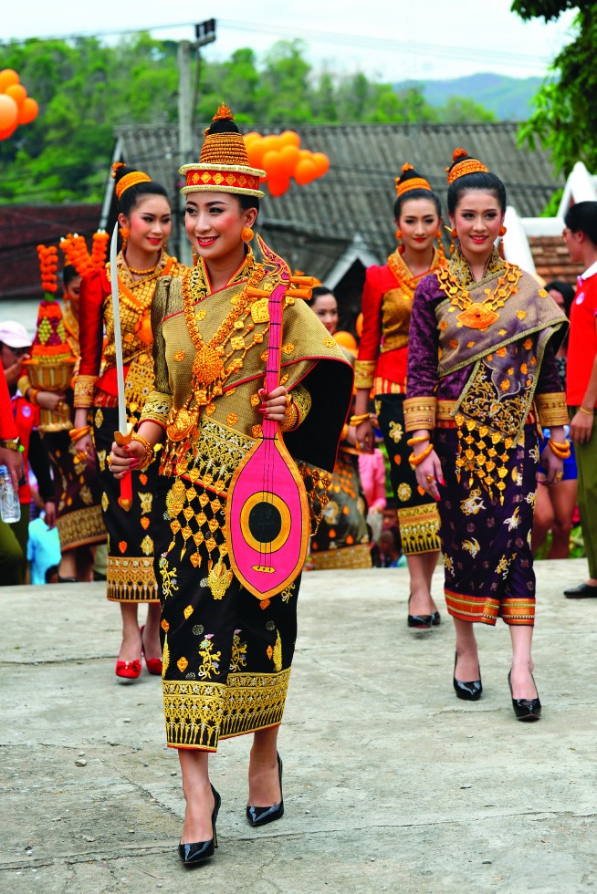 The first day of festivities, called Wan Sangkarn Luang, marks the “crossing over” from the old year to the new. Family members come together to engage in a big cleanse of their houses and surrounding areas and set off to markets to buy food and supplies, preparing for the family reunions and celebr