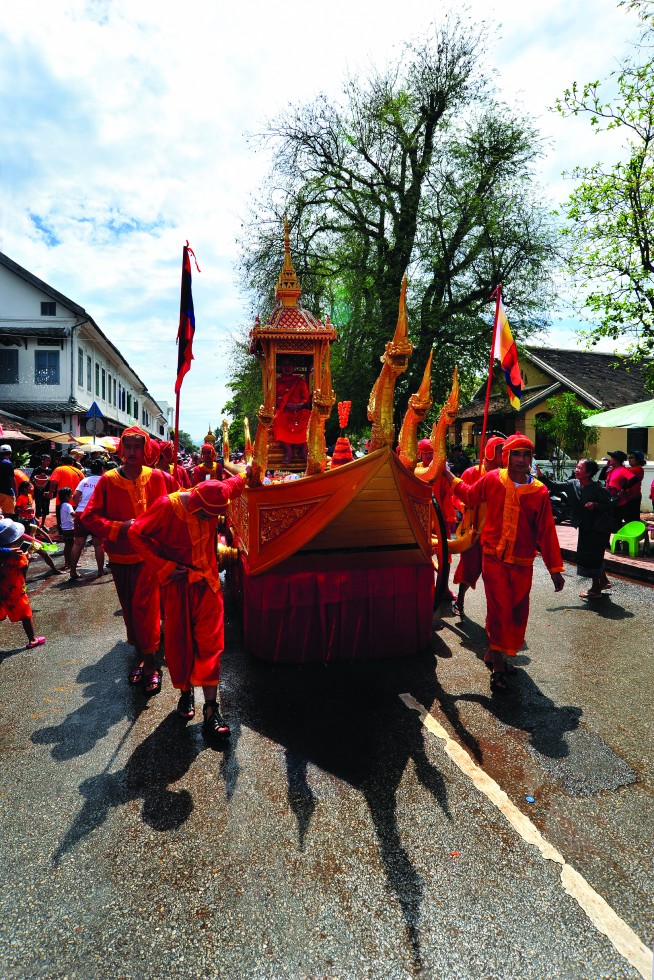 The following day, Wan Nao, signifies the metaphorical act of “moving forward”. Villagers flock the streets and form a celebratory parade to honour the gods and goddesses of prosperity and good fortune. The citizens play music and dance to please the higher spirits and ask for better yields from the