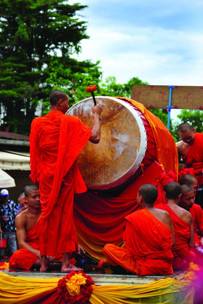 The following day, Wan Nao, signifies the metaphorical act of “moving forward”. Villagers flock the streets and form a celebratory parade to honour the gods and goddesses of prosperity and good fortune. The citizens play music and dance to please the higher spirits and ask for better yields from the