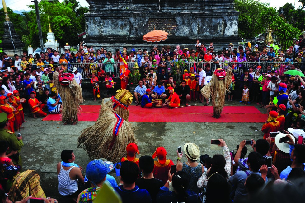 The third day, Wan Sangkarn Kuen, is New Year’s Day. Laotians rise early on this day, cook sticky rice and trek up Wat Phu Si, located on the hill in the middle of town, to give rice and other offerings to wandering spirits and Buddhist monks. More parades and processions follow in the afternoon, an