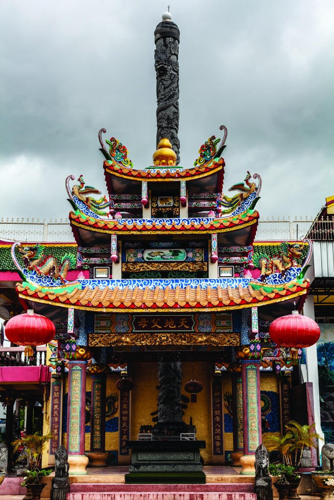 A colourful Chinese shrine, Chao Mae Lim Ko Niao, also known as Leng Chu Kiang, receives hundreds of daily worshippers and visitors.