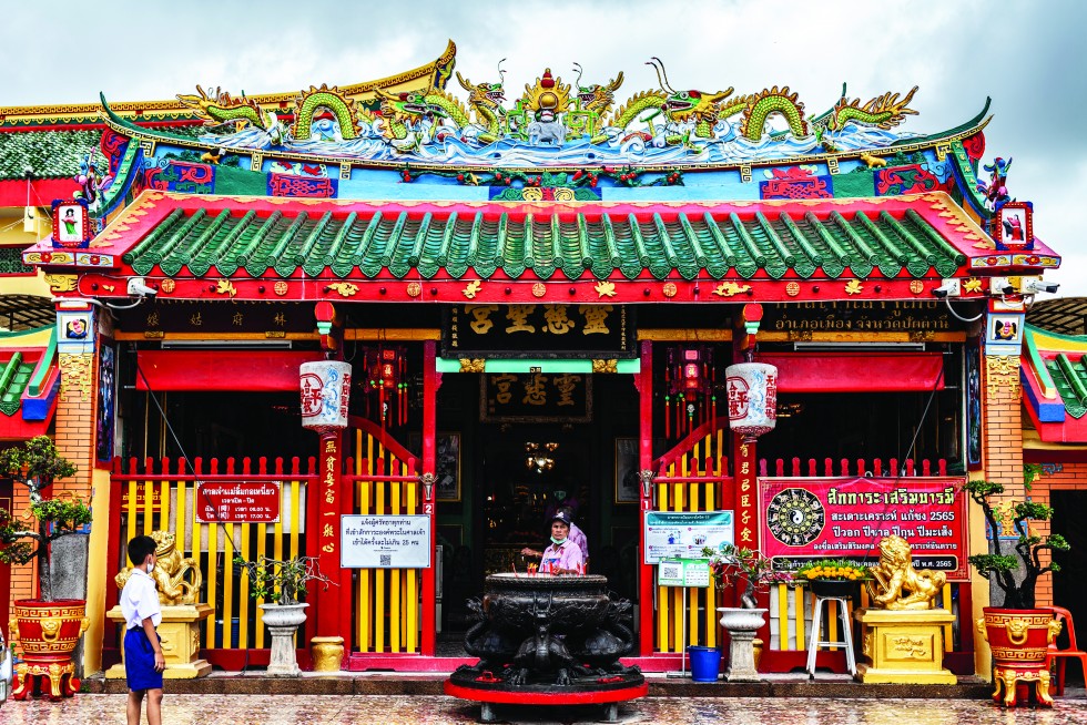 A colourful Chinese shrine, Chao Mae Lim Ko Niao, also known as Leng Chu Kiang, receives hundreds of daily worshippers and visitors.