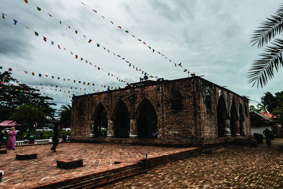 The picturesque Pattani Central Mosque and the historic Krue Se Mosque.