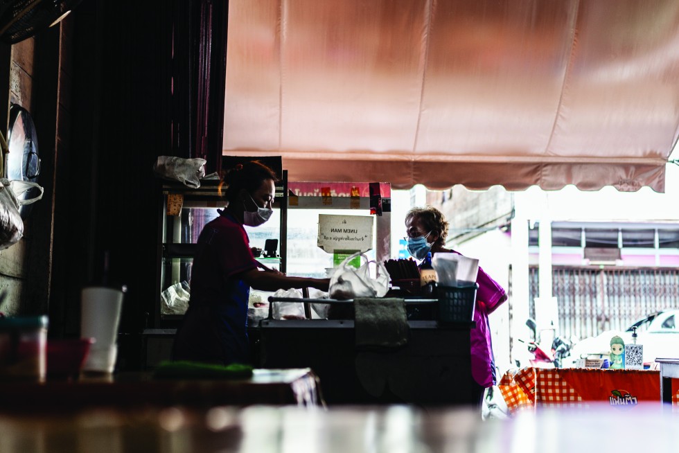 A Chinese noodle shop and a coffee shop in an abandoned house, popular with local students.