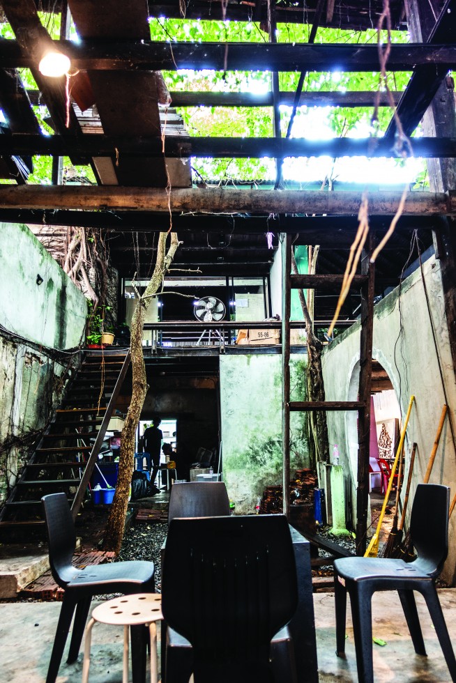 A Chinese noodle shop and a coffee shop in an abandoned house, popular with local students.