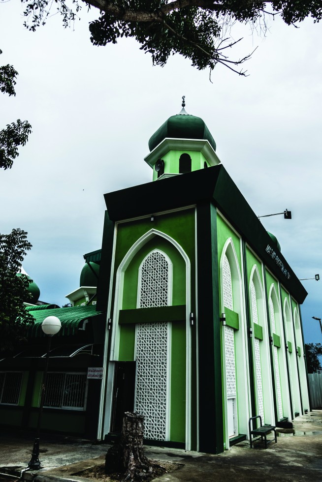 At the Pakistan Pattani Mosque.