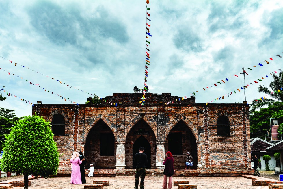 The Krue Se Mosque was likely built in the early 1800s on the site of a much older mosque. In 2004, 32 insurgents sheltering here were killed by Thai military. Today it is a peaceful site with many worshippers, visitors and local children playing games.