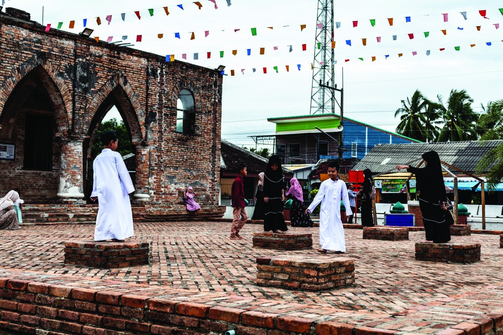 The Krue Se Mosque was likely built in the early 1800s on the site of a much older mosque. In 2004, 32 insurgents sheltering here were killed by Thai military. Today it is a peaceful site with many worshippers, visitors and local children playing games.