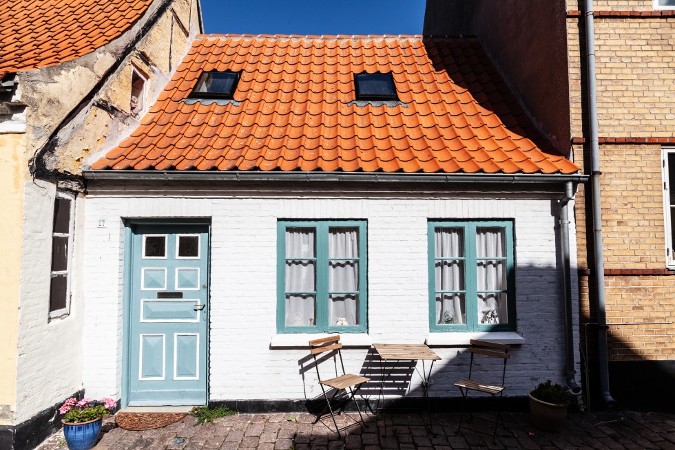 Sharp shadows, blue skies, photogenic houses.