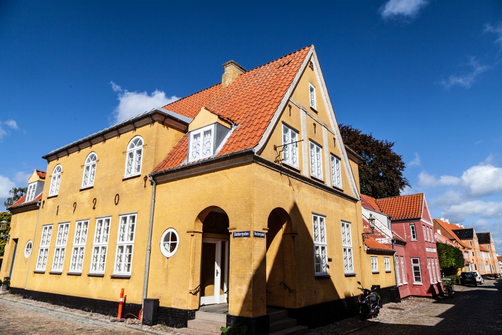 Sharp shadows, blue skies, photogenic houses.