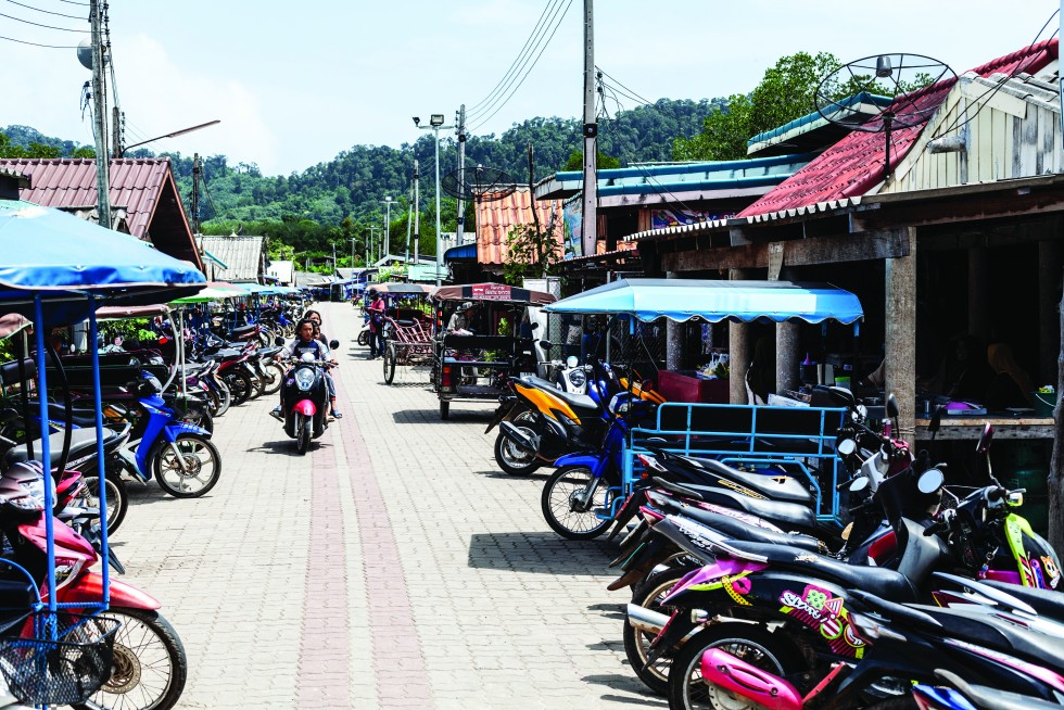 Most visitors arrive at Ban Maphrao.