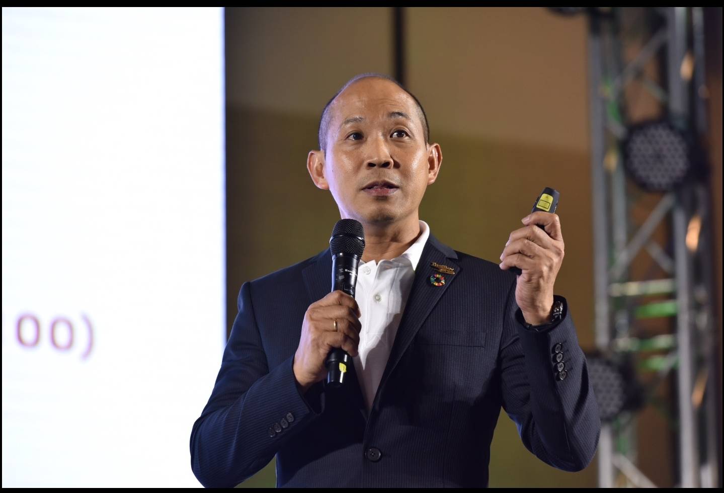 คุณโฆษิต สุขสิงห์ รองกรรมการผู้อำนวยการใหญ่, ผู้บริหารสูงสุด กลุ่มธุรกิจต่อเนื่อง และผู้บริหารสูงสุด สายธุรกิจเบียร์ ประเทศไทย  