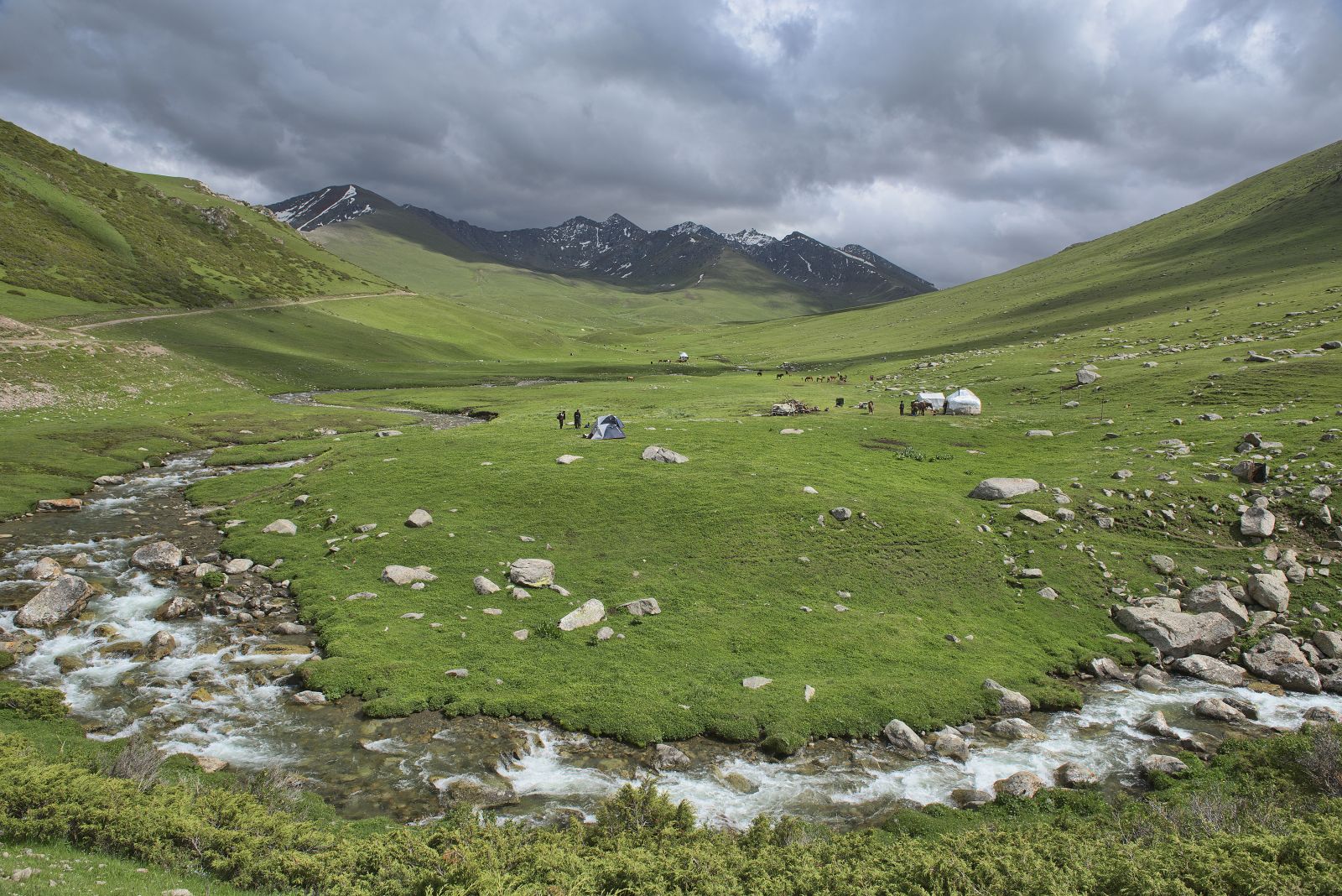 Kyrgyzstan: Swiss Mountain Paradise in Central Asia